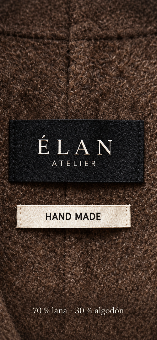 Detalle marrón de etiquetas Élan Atelier y Hand Made