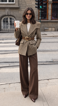 Blazer de cuadros beige y marrón con modelo