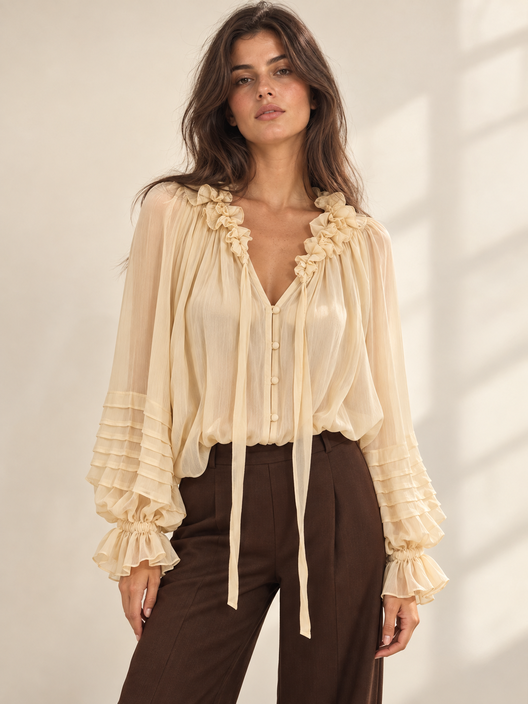 Blusa Fiorella Beige con volantes, sobre modelo