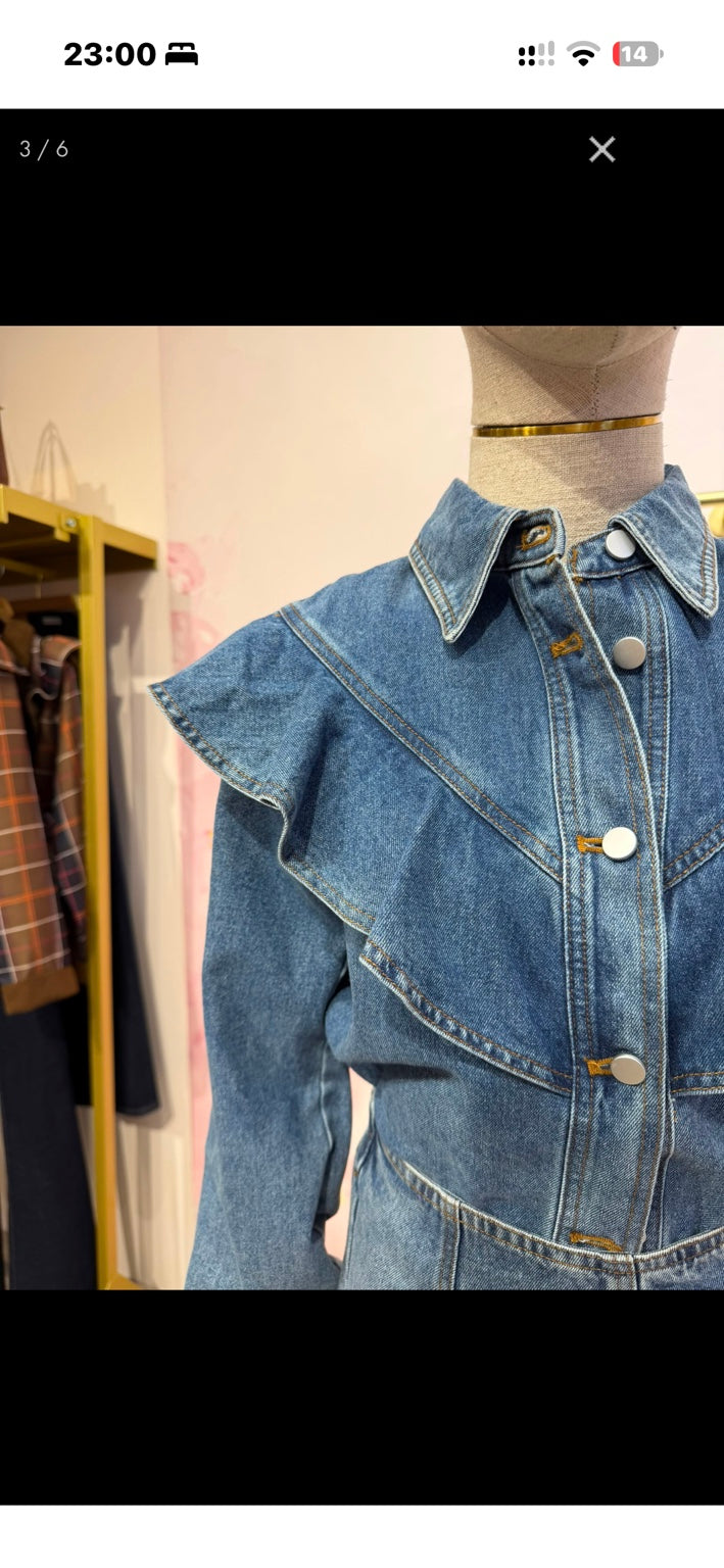 Detalle de tejido, volantes y botones de la camisa denim Marietta