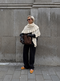 Chal de punto con volantes en beige