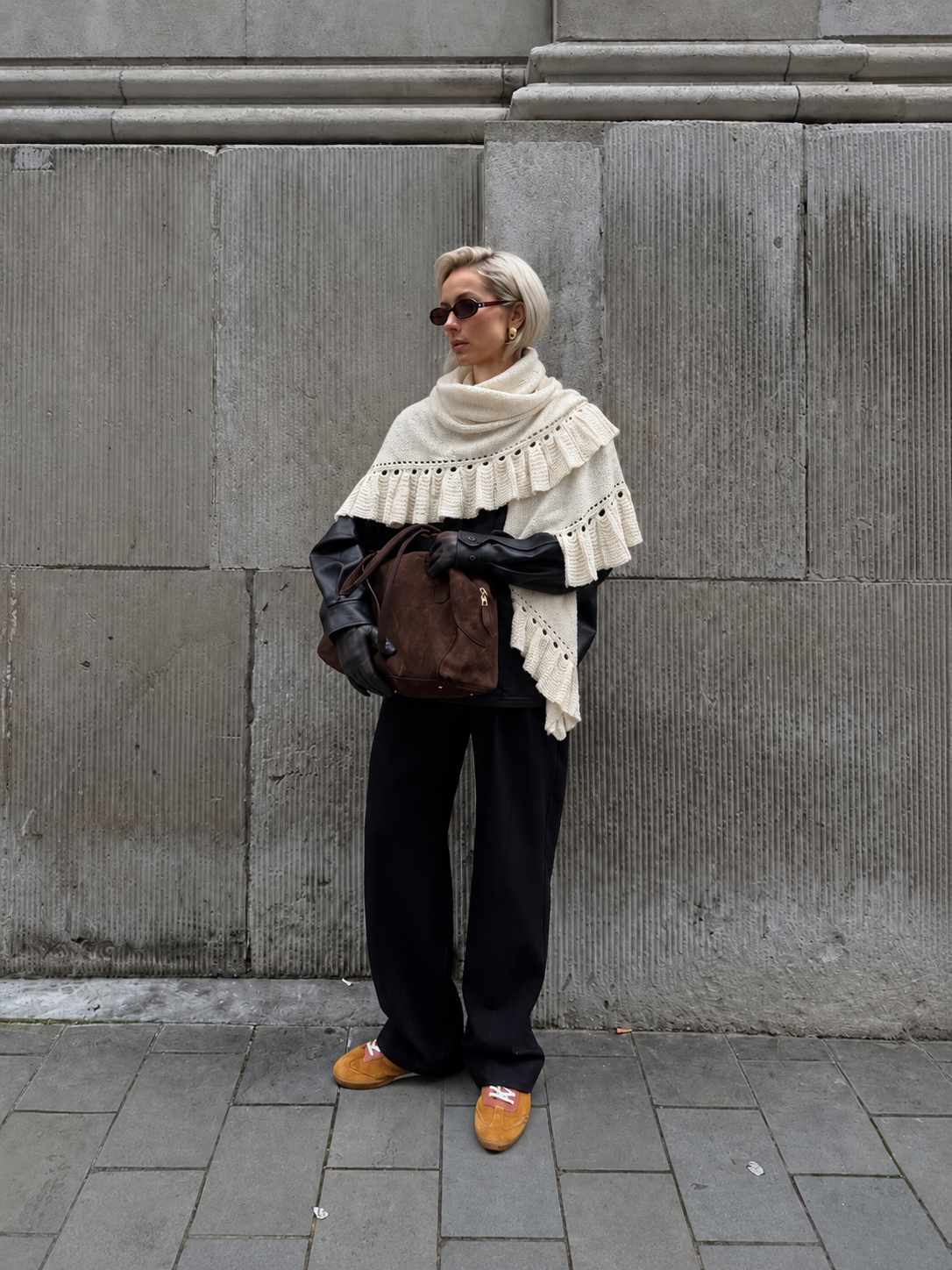 Chal de punto con volantes en beige