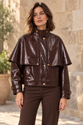 Chaqueta chocolate con capa