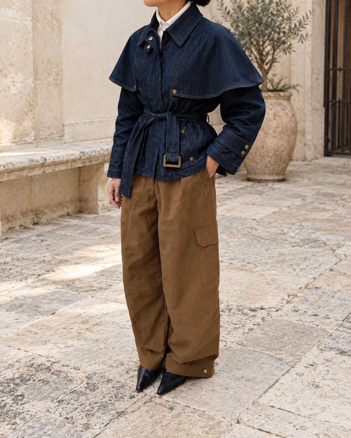 Chaqueta vaquera índigo con capa desmontable y cinturón