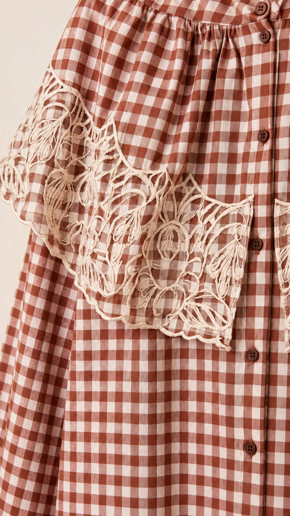 Detalle de camisa vichy con encaje floral