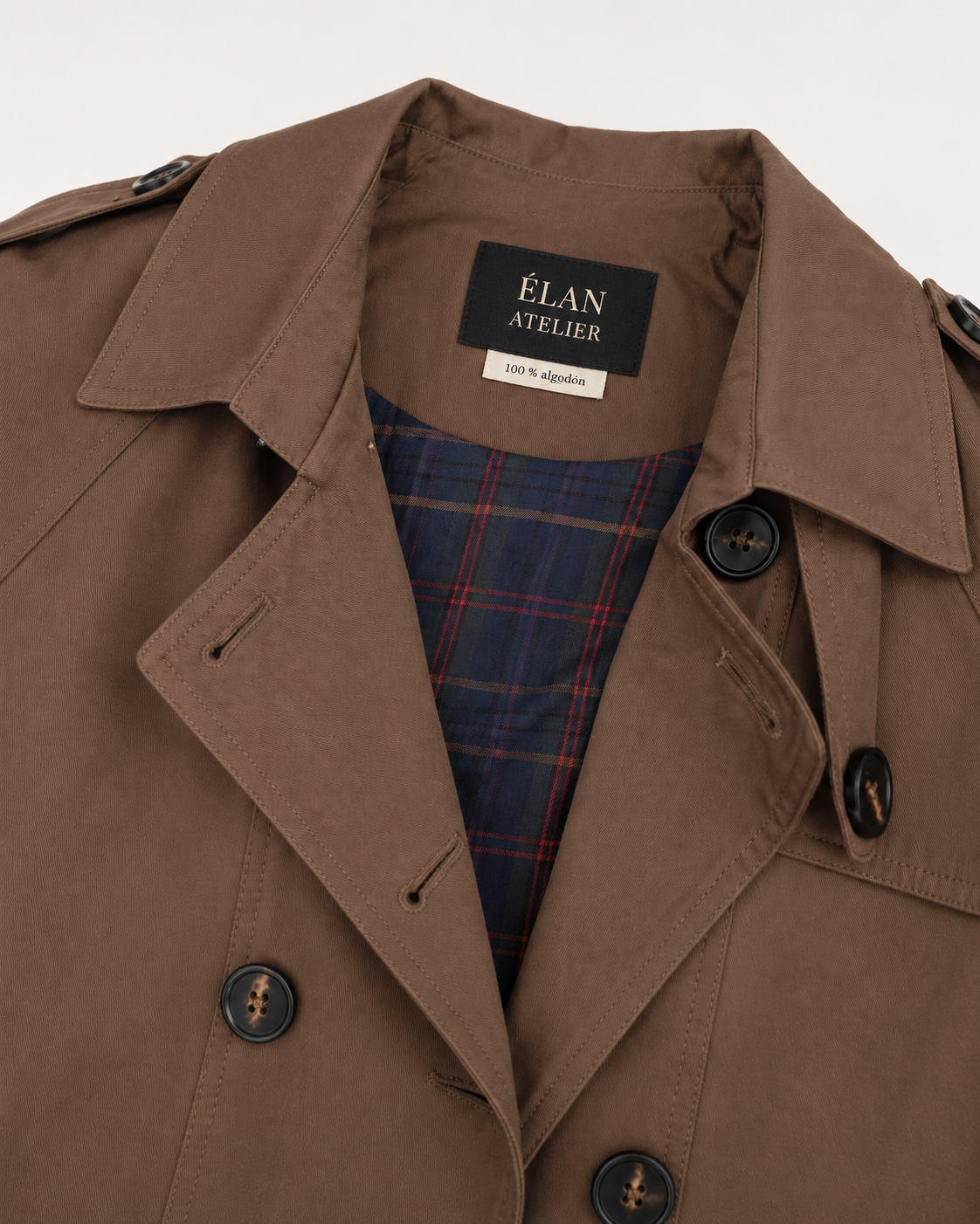 Detalle del cuello, forro y etiqueta Élan Atelier